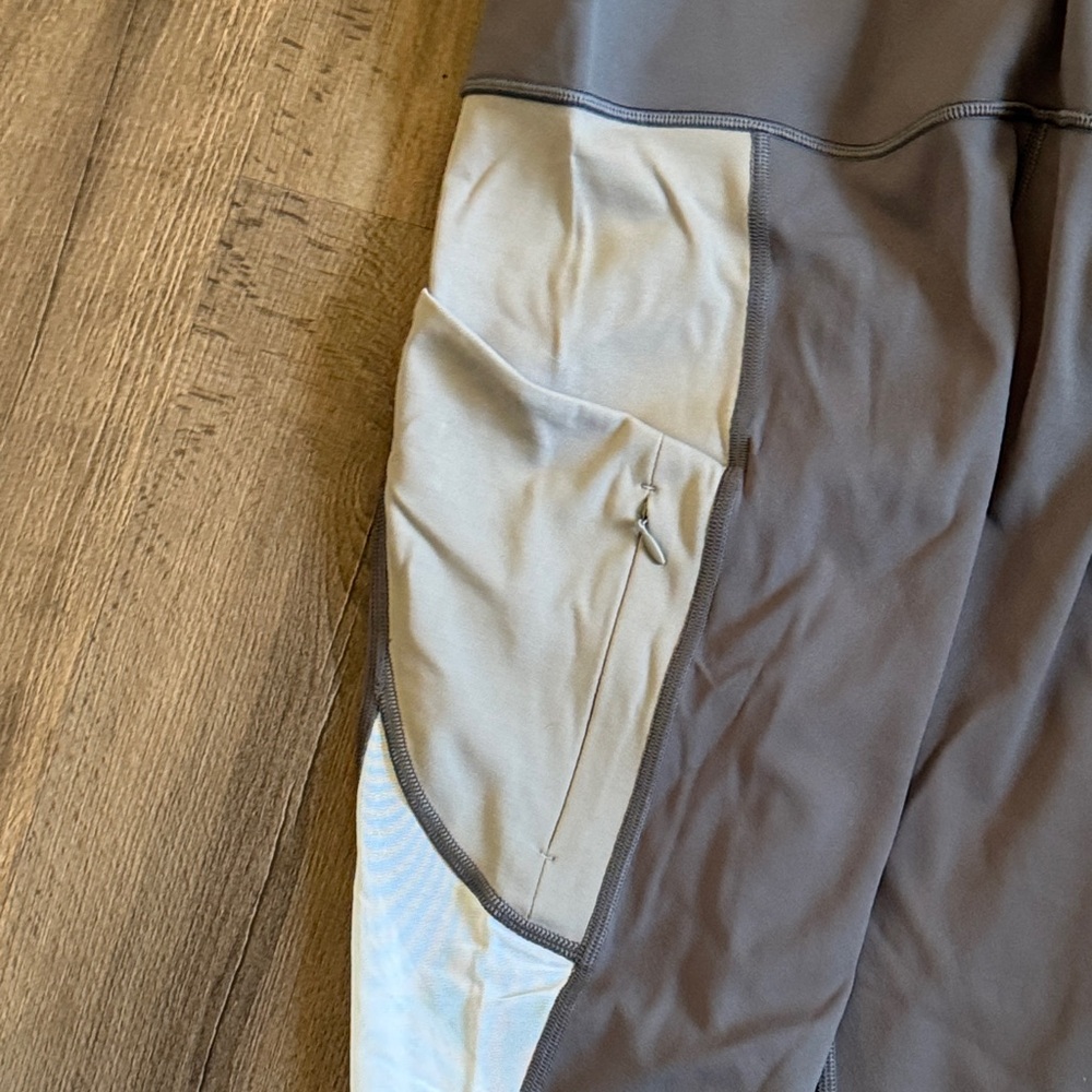 Athleta women’s Gray and Cream Leggings - NWT - Picture 8 of 13